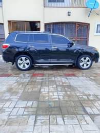A picture of Sharpest 2011 model Highlander very sound and good with android