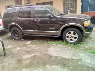A picture of Ford Explorer 06