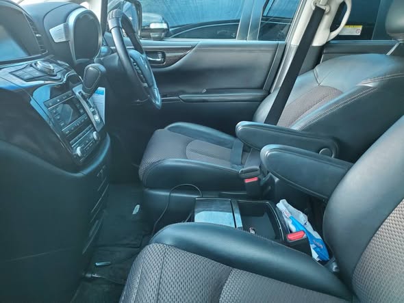 A picture of NISSAN ELGRAND