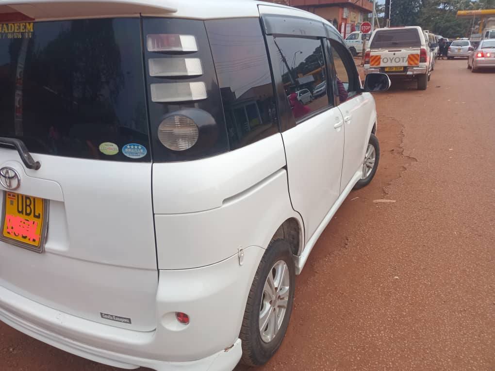 A picture of Toyota Sienta on sale at 16.5m Ugx only