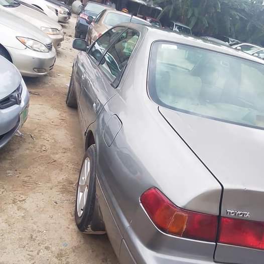 A picture of Toyota Camry aka drop light