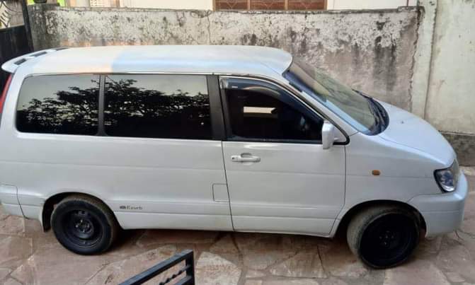 A picture of TOYOTA NOAH SR40 Bei 7 9M
