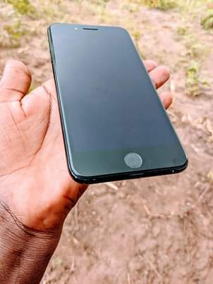 A picture of Iphone 7 plus imenyooka hii gb128 bh99 finger saaf