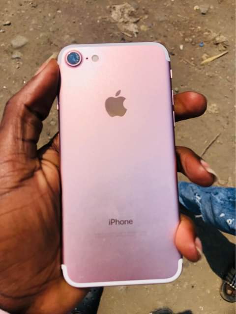A picture of Iphone seven plain 128gb BT 70