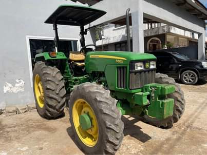 A picture of Tractor john Deere
