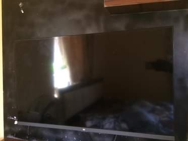 A picture of ITEM 32 INCH REDIMI 2024 SMART TV CONDITION USED PROPERLY