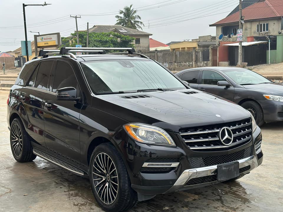 A picture of Less than 6months registered 2014 Ml350 Automatic folding mirror Functional