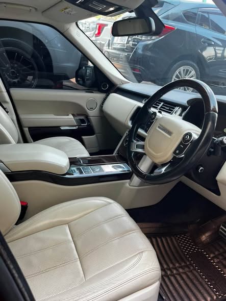 A picture of 2017 Range Rover Vogue 0709446672 0765424123