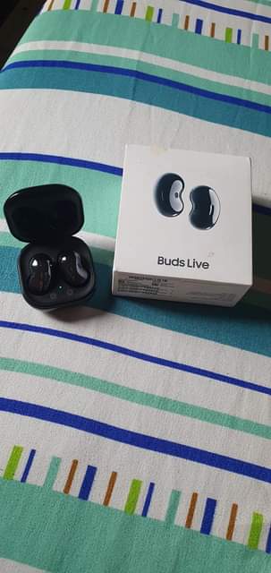 A picture of Samsung Galaxy Buds LIVE