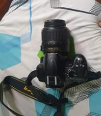 A picture of Nikon D3000 lens 18 55mm and speed light