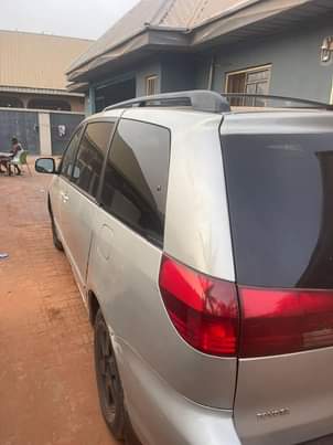 A picture of 06 Toyota Sienna