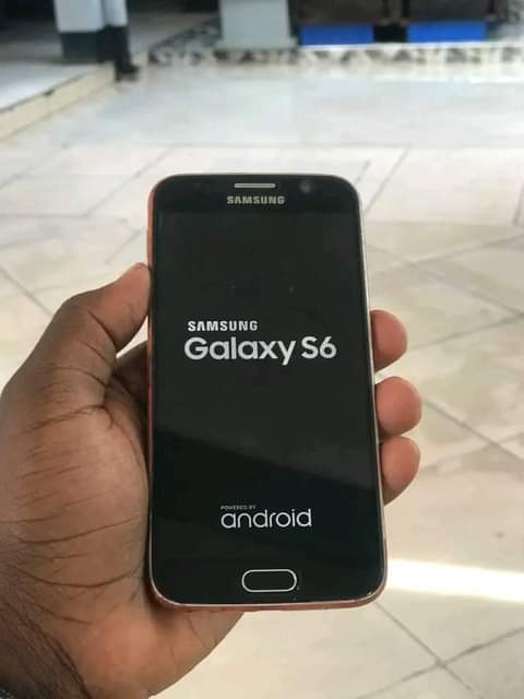 A picture of Sumsung s6 plain... 64gb