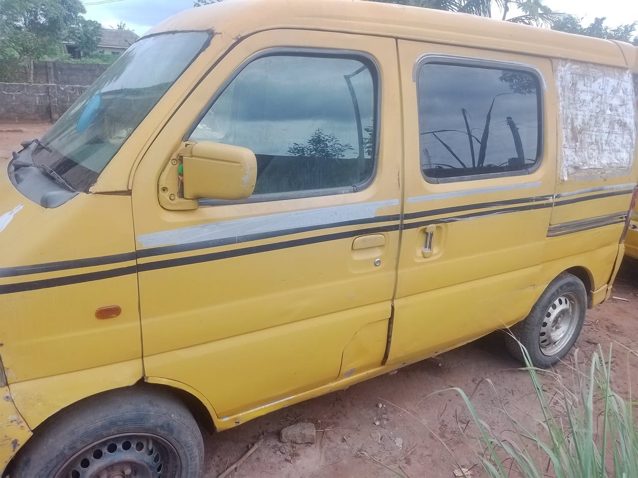 A picture of Mini bus suzuki