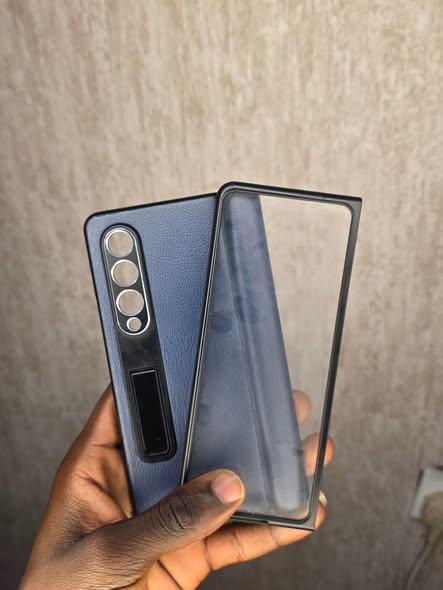 A picture of Galaxy z fold4 256GB 12GB Ram One screen works and