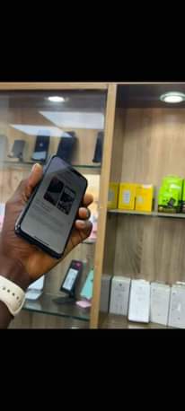 A picture of iPhone X 64Gb 100 battery