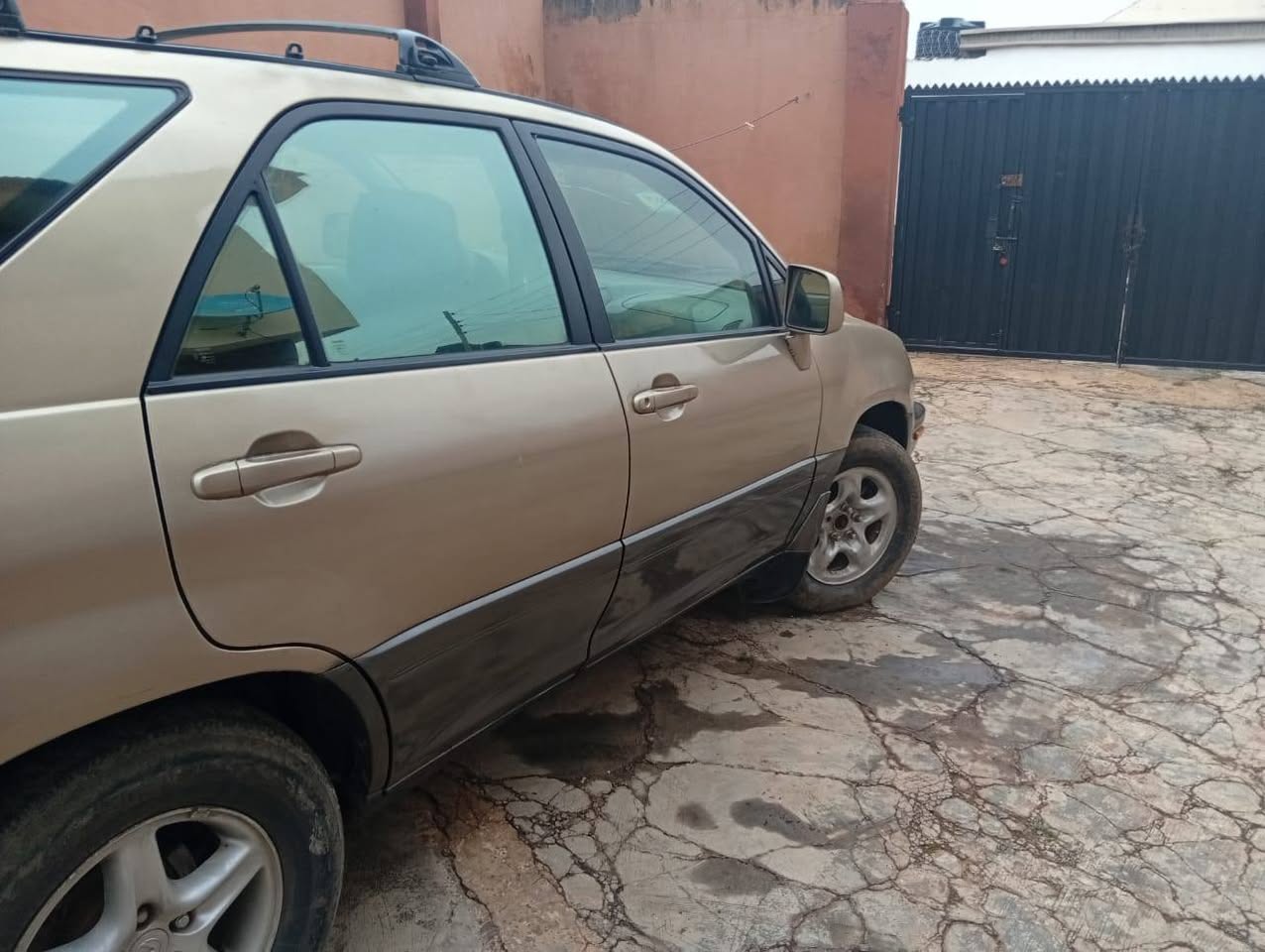 A picture of Lexus Rx 300 use not register good engine and gear