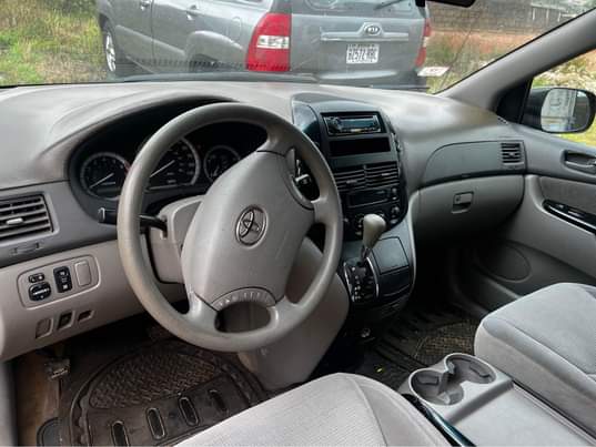 A picture of Toyota Sienna 2006 clean like Belgium 08022585523 call me for