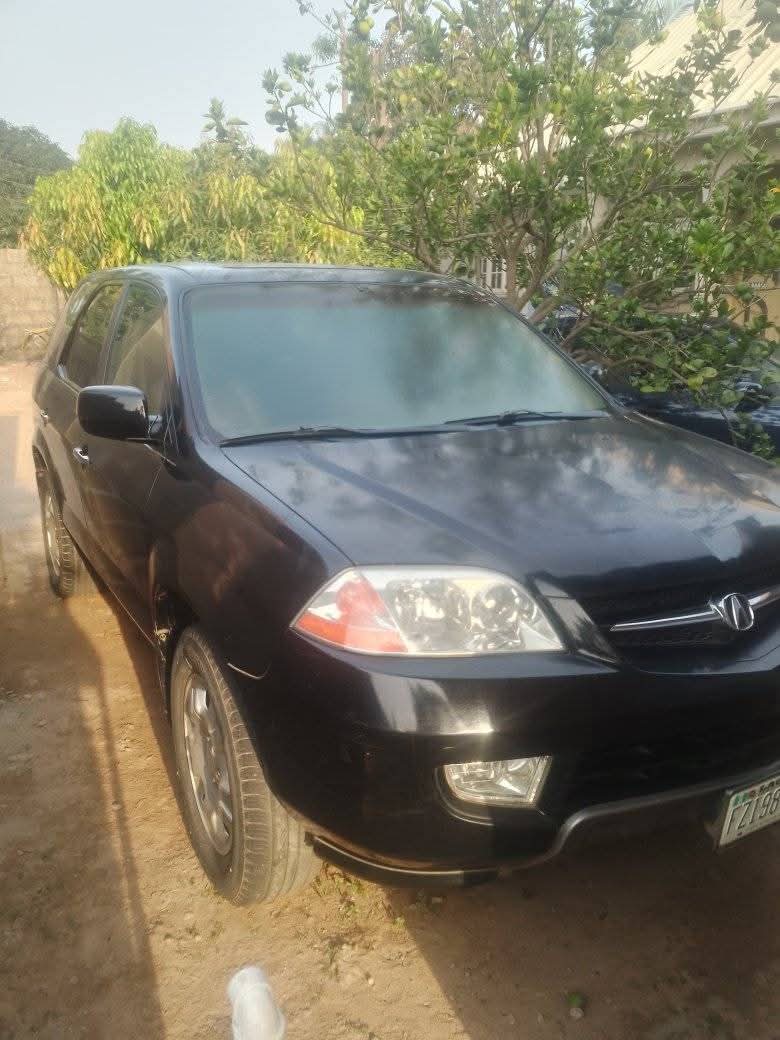 A picture of 2005 Accura suv