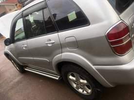 A picture of 2004 Rav 4 L
