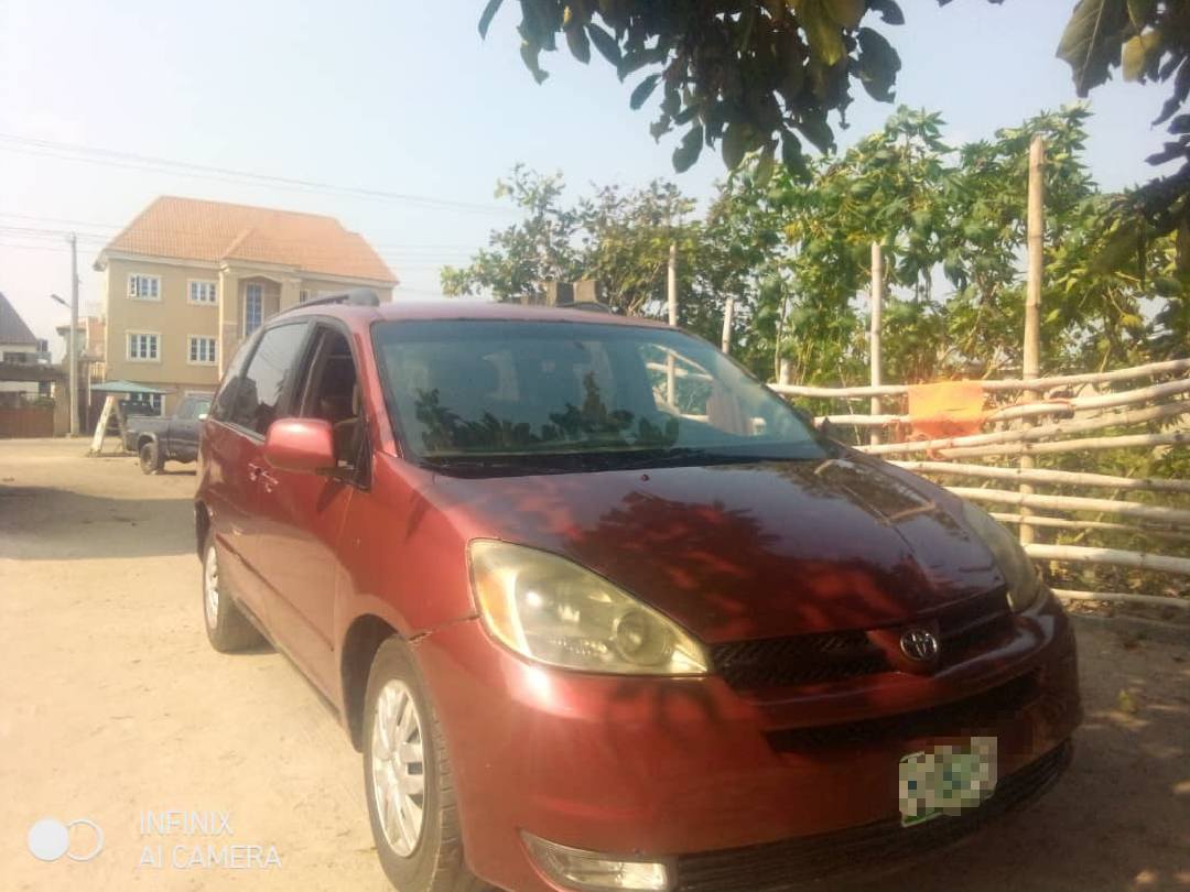 A picture of Toyota Sienna 2005