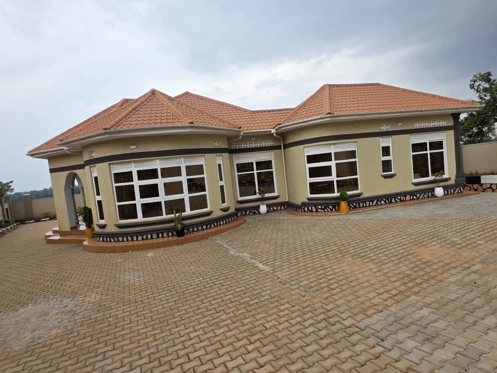 A picture of 5 bedrooms house with 2 boy s quarters on sale