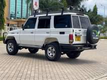 A picture of Toyota Lund cruiser LX