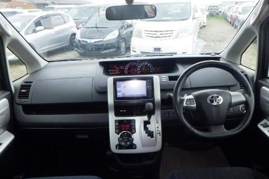 A picture of 2013 TOYOTA NOAH