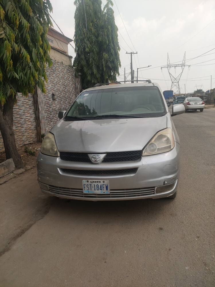 A picture of URGENT SALE TOYOTA SIENNA 2005 DIRECT