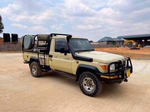 A picture of SELLING LANDCRUISER PICK UP