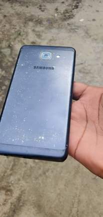A picture of Samsung j7 Max