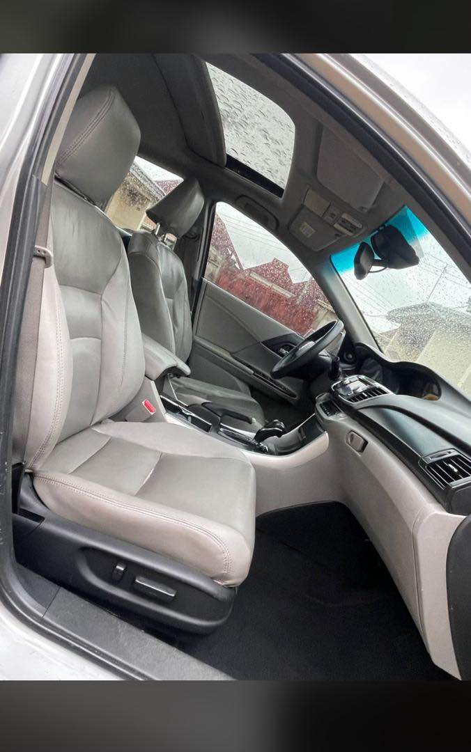 A picture of  distress full option 2013 Honda accord keyless double screen.