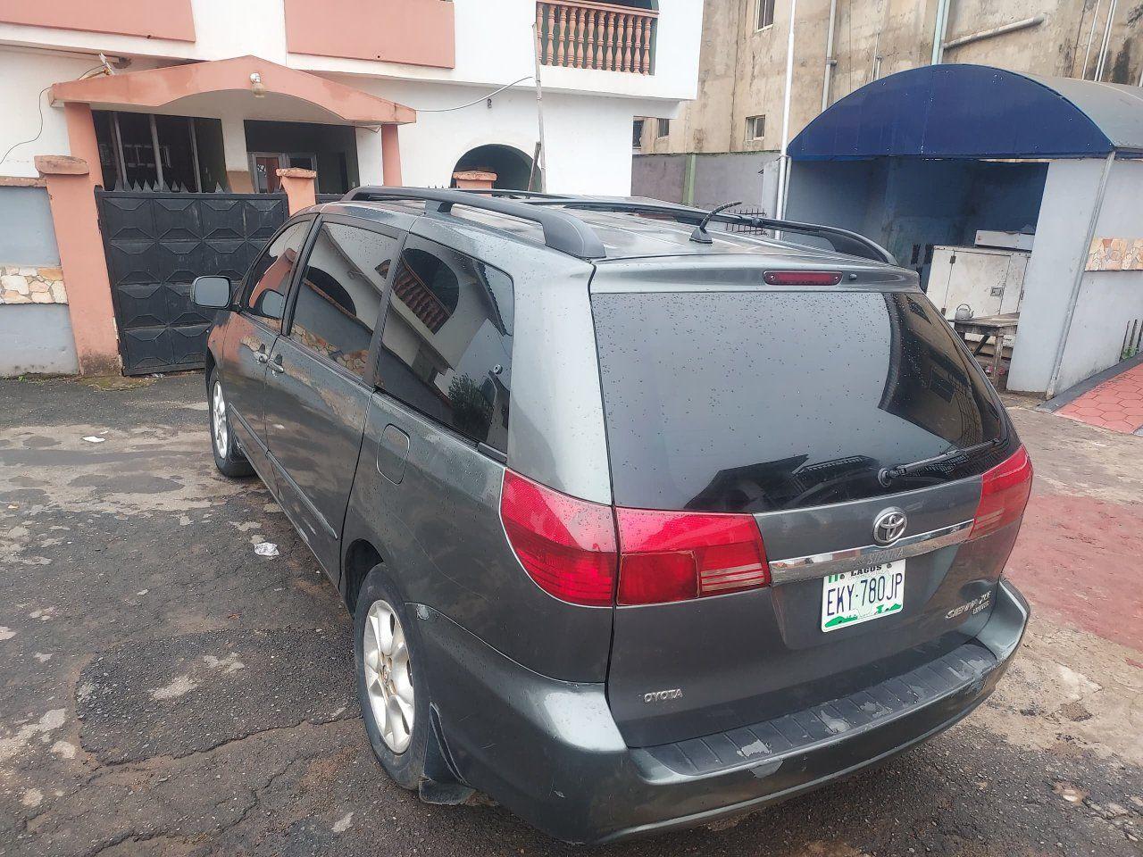 A picture of Toyota sienna 05