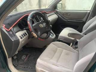 A picture of 2004 Toyota Hilander 6