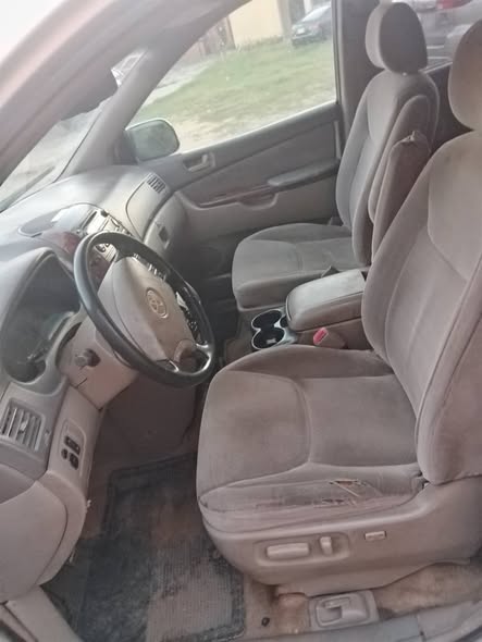 A picture of Toyota Sienna 2006