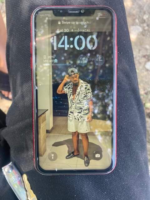 A picture of iPhone XR 128 GB Tsh 500K