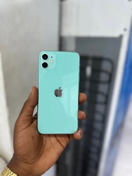 A picture of iPhone 11 plain gb64 face ipo True Tone ipo bh