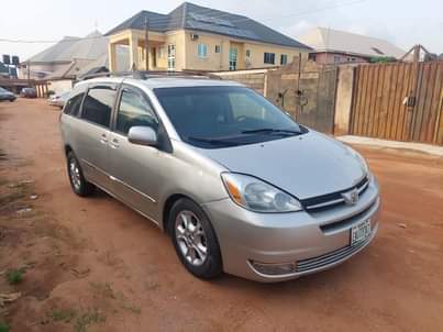 A picture of Toyota sienna 2005 model