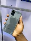 A picture of Samsung galaxy S20 5G slightly cracked