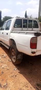 A picture of Toyota Hilux 1998