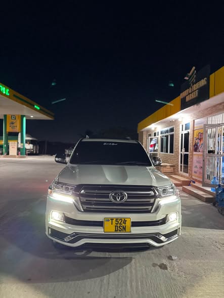 A picture of TOYOTA LC 200 YA MWAKA 2018 PETROLI NAMBA DS INAUZWA