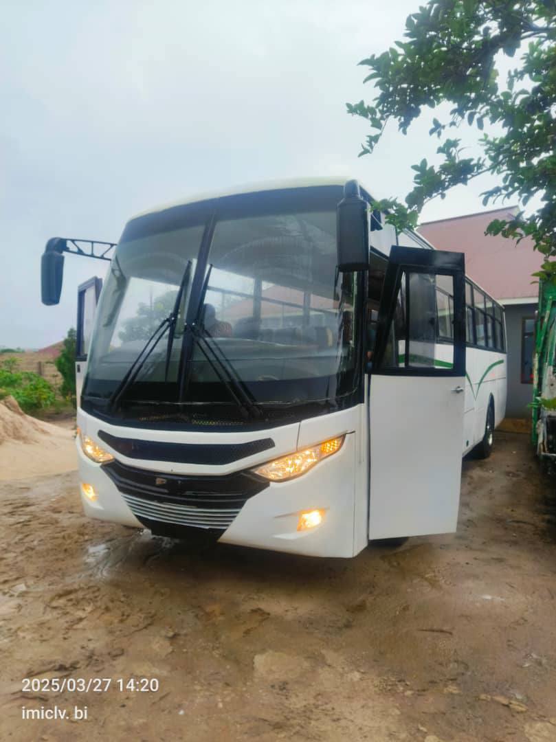 A picture of Tata bus kwa mil.90 tu
