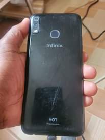 A picture of infinix bado iko poa ina kreki kwenye kioo nicheki kwa