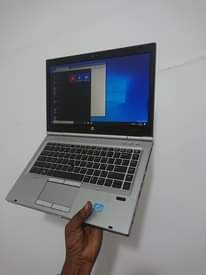 A picture of laptop hp elitebook core i7