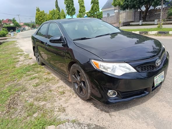 A picture of Toyota Camry 2013 super distres untempered engine and gearbox