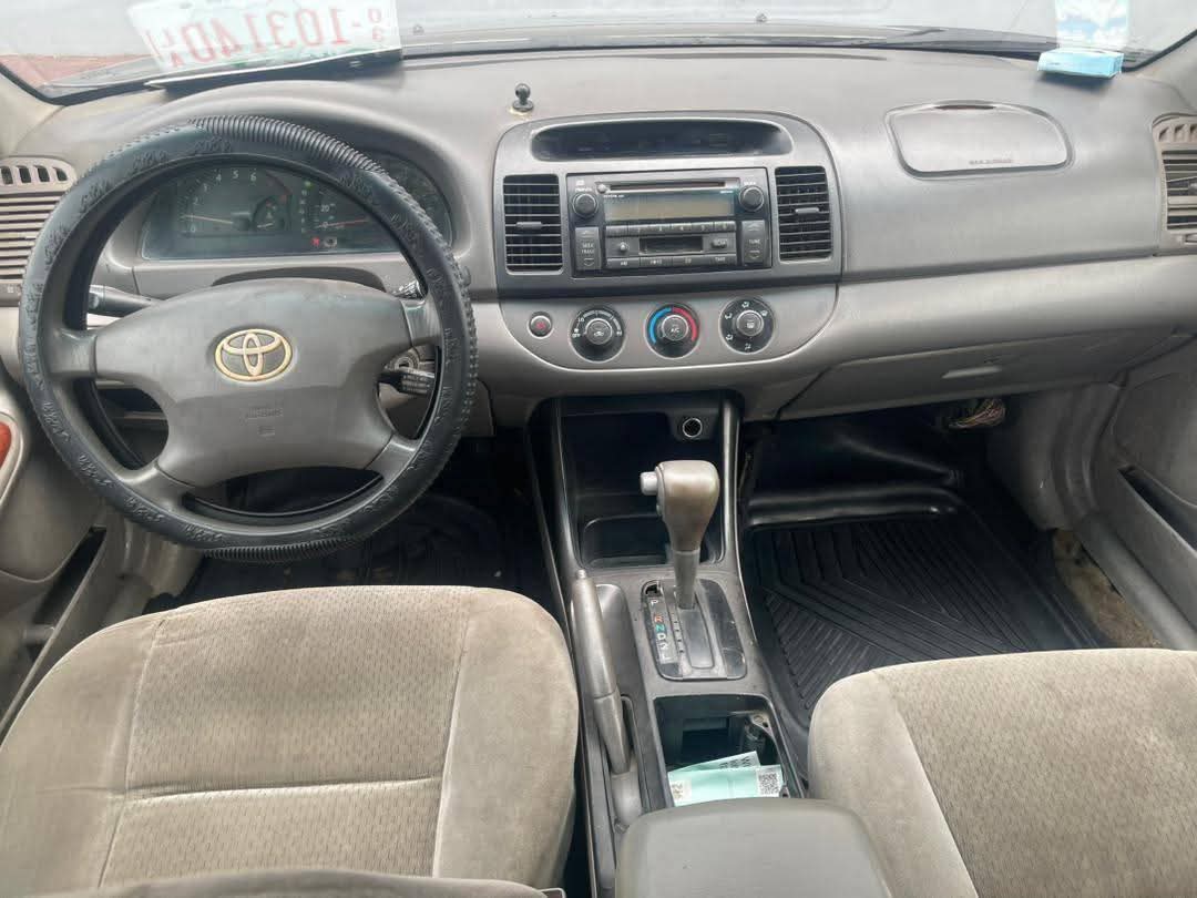 A picture of 2004 Awoof Awoof toyota camry