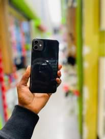 A picture of iphone 11 plan 64 gb battery 79 face 