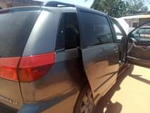 A picture of Toyota sienna 05