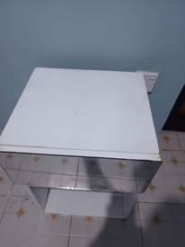 A picture of Bed sides ya droo Moja Iko clean mbele Ina kioo