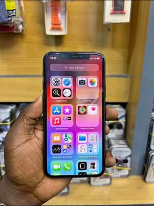 A picture of iPhone 11 pro Gb 64 Tt face 74 geniune linatunza