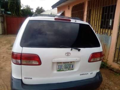 A picture of 2002 Toyota Sienna